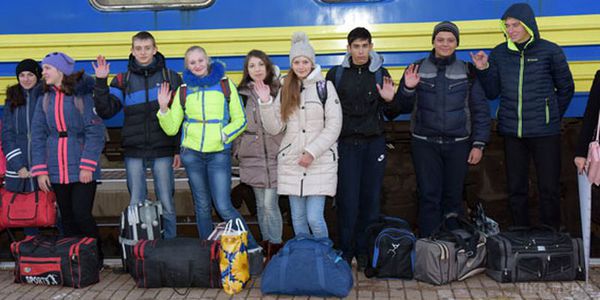  На відпочинок в Закарпаття вирушили діти з Донецької області. Школярі з прифронтових міст Донецької області вирушили на два тижні до однолітків у Закарпатті.