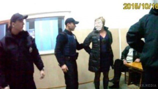 У Львові вчителька фізкультури побила двох поліцейських і відправилася до дурдому. У Галицькому райвідділку МВС жінка, яка прийшла із заявою про крадіжку телефону, напала на правоохоронців.
