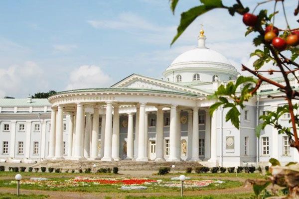 Москва. Водія Ferrari викрали з лікарні. Передбачуваного винуватця нічного ДТП на вулицях столиці охорона таємно вивезла з НДІ ім. Склифософского. Повідомляється, що можливою причиною інциденту стало порушення кримінальної справи з боку Слідчого комітету на одного з охоронців підлітка.