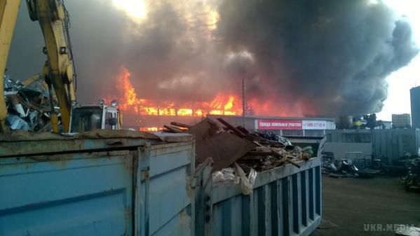 У Петербурзі велика пожежа, місто в диму ( відео). У Північній столиці Росії сильний вогонь в промисловій зоні “Парнас”, де є величезне скупчення горючих матеріалів.