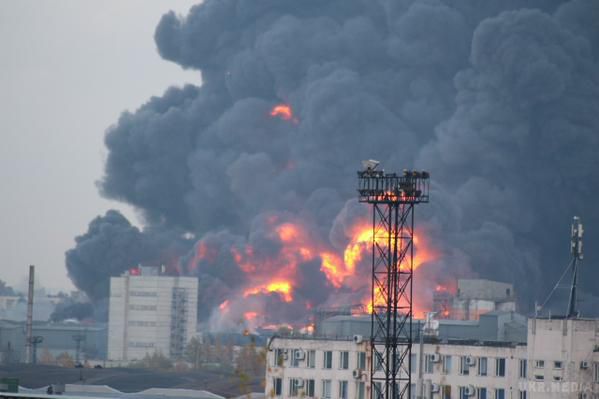 У Петербурзі велика пожежа, місто в диму ( відео). У Північній столиці Росії сильний вогонь в промисловій зоні “Парнас”, де є величезне скупчення горючих матеріалів.