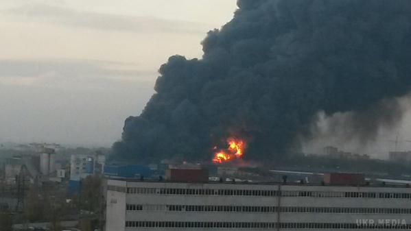 У Петербурзі велика пожежа, місто в диму ( відео). У Північній столиці Росії сильний вогонь в промисловій зоні “Парнас”, де є величезне скупчення горючих матеріалів.