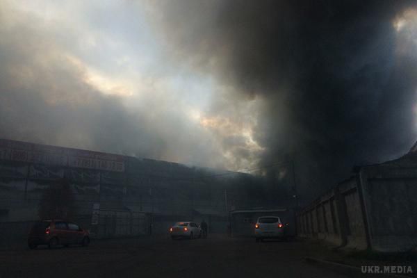 У Петербурзі велика пожежа, місто в диму ( відео). У Північній столиці Росії сильний вогонь в промисловій зоні “Парнас”, де є величезне скупчення горючих матеріалів.