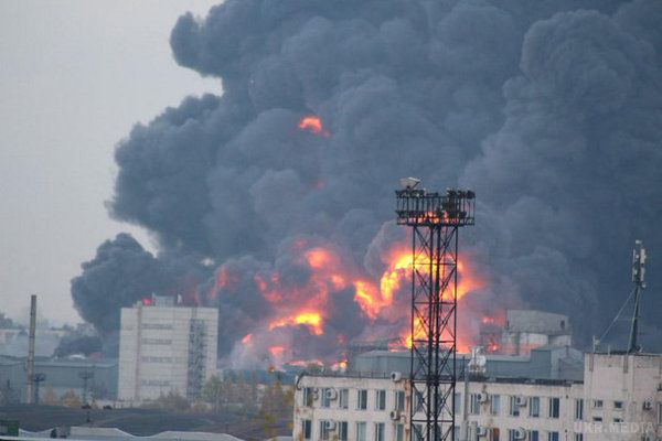 МНС РФ не може впоратися з пожежею на складі в Петербурзі (відео). На найбільшому в Петербурзі складі зберігалися запчастини для автомобілів.