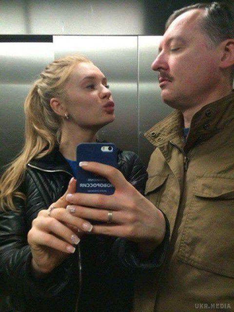 “Ну, целуй меня, целуй”: Селфі Гіркіна підірвало мережу (фотофакт). Екс-ватажок слов’янських терористів з молодою дружиною у ліфті увіковічнили себе для історії.