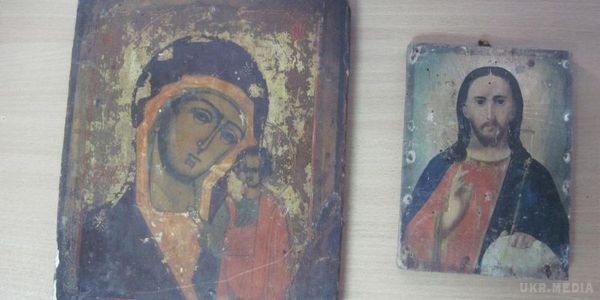 Старовинні ікони українець намагався вивезти до Росії. Також прикордонники вилучили у нього старовинні ваги.