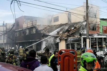 На столицю Колумбії впав літак: потрощено житлові будинки. Аварія літака сталася через три хвилини після вильоту з аеропорту Боготи.