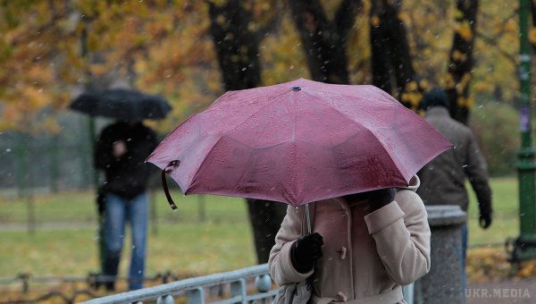 На Україну насуваються дощі зі штормовим вітром і похолодання. В Україну рухається атмосферний фронт, який принесе дощі і похолодання.