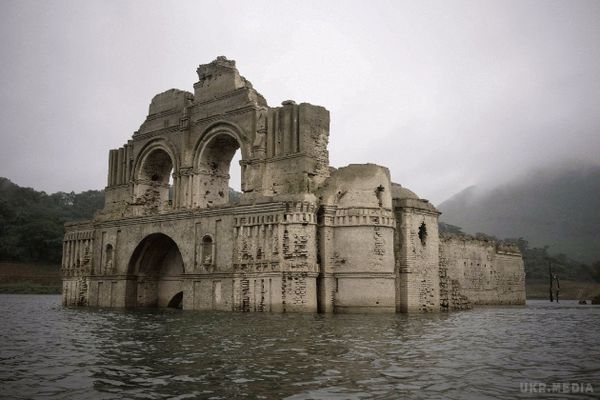 400-літній храм піднявся з-під води в Мексиці (відео). Затоплені раніше руїни з'явилися над поверхнею озера через посуху