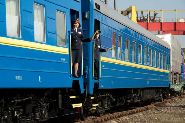 В Україні з 25 жовтня потяги поїдуть по зимовому часу. В Україні з неділі, 25 жовтня потяги курсуватимуть за зимовим часом. Час відправлення та прибуття поїздів на квитках вказується з урахуванням цього переходу.
