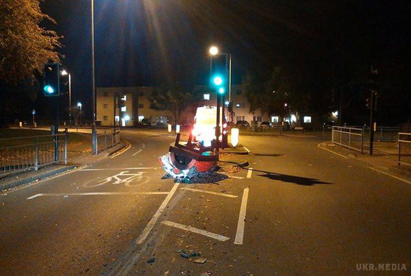  Дзвінок про розбите НЛО підняв на вуха поліцію Лондона (фото). Посеред дороги у Великобританії побачили палаючу "тарілку".