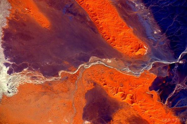 Незвичайна Земля з космосу: астронавт NASA опублікував яскраві фото. Американський астронавт Національного управління з повітроплавання і дослідженню космічного простору США Скотт Келлі виклав у себе в Twitter і на офіційному акаунті відомства Flickr кілька десятків незвичайних фотографій територій Австралії, пустелі Сахара та інших регіонів планети.