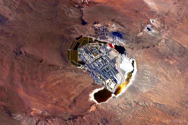 Незвичайна Земля з космосу: астронавт NASA опублікував яскраві фото. Американський астронавт Національного управління з повітроплавання і дослідженню космічного простору США Скотт Келлі виклав у себе в Twitter і на офіційному акаунті відомства Flickr кілька десятків незвичайних фотографій територій Австралії, пустелі Сахара та інших регіонів планети.