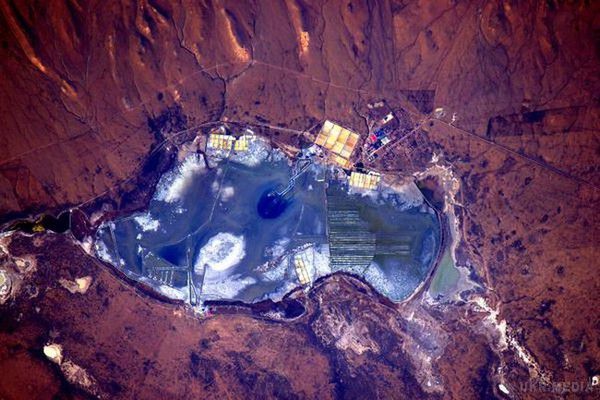 Незвичайна Земля з космосу: астронавт NASA опублікував яскраві фото. Американський астронавт Національного управління з повітроплавання і дослідженню космічного простору США Скотт Келлі виклав у себе в Twitter і на офіційному акаунті відомства Flickr кілька десятків незвичайних фотографій територій Австралії, пустелі Сахара та інших регіонів планети.