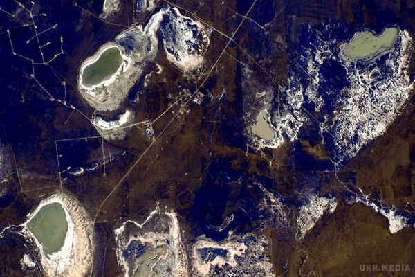 Незвичайна Земля з космосу: астронавт NASA опублікував яскраві фото. Американський астронавт Національного управління з повітроплавання і дослідженню космічного простору США Скотт Келлі виклав у себе в Twitter і на офіційному акаунті відомства Flickr кілька десятків незвичайних фотографій територій Австралії, пустелі Сахара та інших регіонів планети.