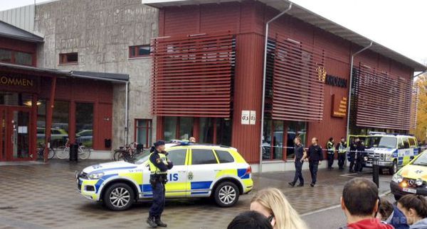 У Швеції озброєний мечем чоловік напав на школу. Одна людина загинула, 5 поранені (фото). У Швеції озброєний мечем чоловік у масці скоїв напад на школу. В результаті нападу загинув один чоловік.