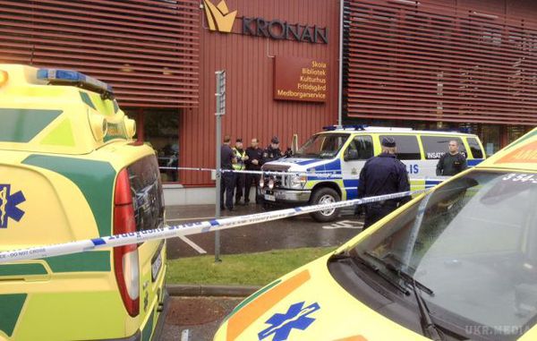 У Швеції озброєний мечем чоловік напав на школу. Одна людина загинула, 5 поранені (фото). У Швеції озброєний мечем чоловік у масці скоїв напад на школу. В результаті нападу загинув один чоловік.