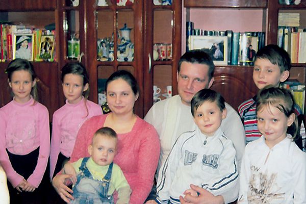 Переселенці з Вуглегірська і її п’ятьом дітям невідомий благодійник подарував житло в центрі Києва. Жінка з окупованого Донбасу зі сльозами на очах дякувала, переконуючись у старій істині: світ не без добрих людей.