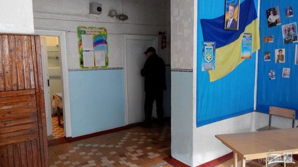 У харківську школу кинули димову шашку (фото). Сьогодні близько 13:40 в школі №61, на вулиці Танкопія в Харкові сталася НП.