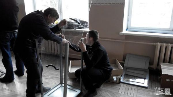 У харківську школу кинули димову шашку (фото). Сьогодні близько 13:40 в школі №61, на вулиці Танкопія в Харкові сталася НП.