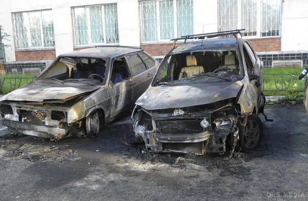 У Києві впіймали палія автомобілів. Правоохоронці затримали палія в Голосіївському районі під час спроби пошкодження іномарки. Під час досудового розслідування підозрюваний зізнався у пошкодженні ще трьох автомобілів. Злочинець виявився громадянином іншої держави.