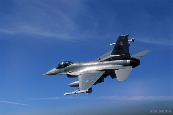 "Гадюка" вперше полетіла. Свого новітнього перспективного літака, створений на базі винищувача четвертого покоління F-16, американці назвали "Гадюкою" і додали в індекс букву V ("Viper")