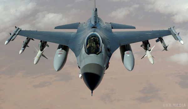 "Гадюка" вперше полетіла. Свого новітнього перспективного літака, створений на базі винищувача четвертого покоління F-16, американці назвали "Гадюкою" і додали в індекс букву V ("Viper")