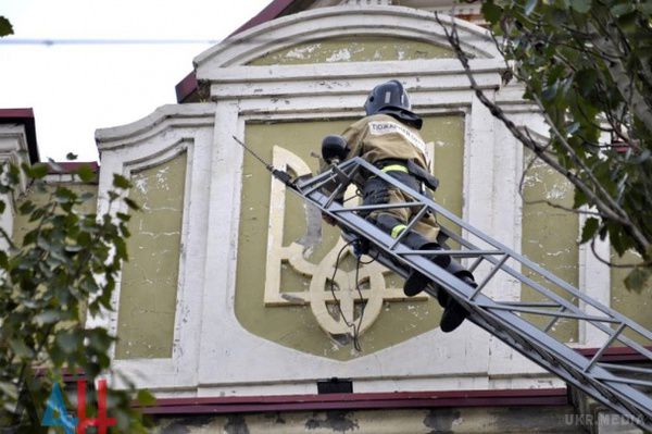 Розваги окупованого Донецька: бойовики знищили символи України і відправили Порошенку (фото). Бойовики в окупованому Донецьку демонтували чотири українських герба з тризубами з будівлі "Води Донбасу" в центрі обласного центру.