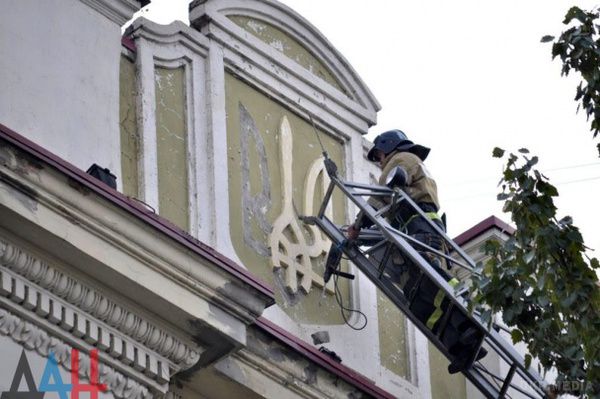 Розваги окупованого Донецька: бойовики знищили символи України і відправили Порошенку (фото). Бойовики в окупованому Донецьку демонтували чотири українських герба з тризубами з будівлі "Води Донбасу" в центрі обласного центру.