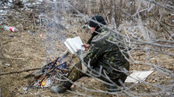 За минулу добу на Донбасі поранені двоє українських військових-Спікер АП Лисенко:. Військовослужбовці отримали поранення в результаті обстрілу в районі Пісков в Донецькій області