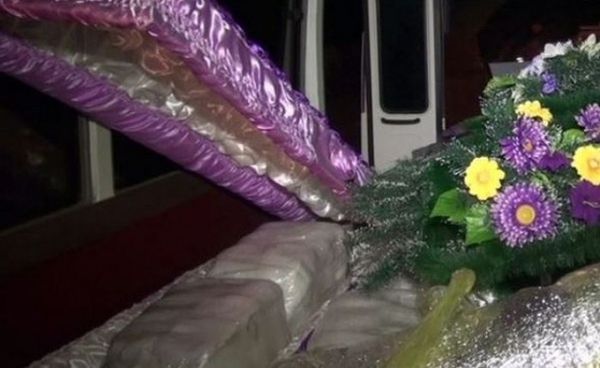 Замість мерців ритуальна служба возила в труні ікру. Під містом Хабаровськ (Росія) працівники ритуальної служби перевозили в труні півтонни чорної ікри