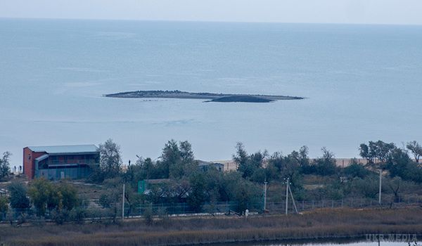 В Азовському морі відбулося виверження вулкану (фото). Внаслідок виверження грязьового вулкана поблизу станиці Голубицької Краснодарського краю Росії в Азовському морі утворився острів. 