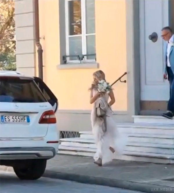 Віра Брежнєва втекла зі свого весілля (відео). Екс-учасниця групи "ВІА Гра" Віра Брежнєва і продюсер колективу Костянтин Меладзе узаконили свої стосунки в Італії. З мерії міста Форте-Дай-Мармі, у якій пару розписали, співачці довелося тікати.