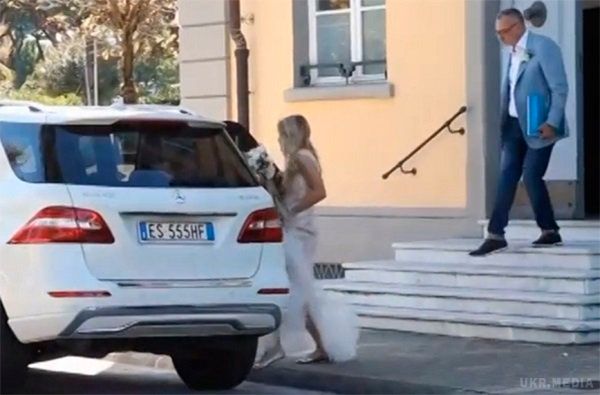 Віра Брежнєва втекла зі свого весілля (відео). Екс-учасниця групи "ВІА Гра" Віра Брежнєва і продюсер колективу Костянтин Меладзе узаконили свої стосунки в Італії. З мерії міста Форте-Дай-Мармі, у якій пару розписали, співачці довелося тікати.
