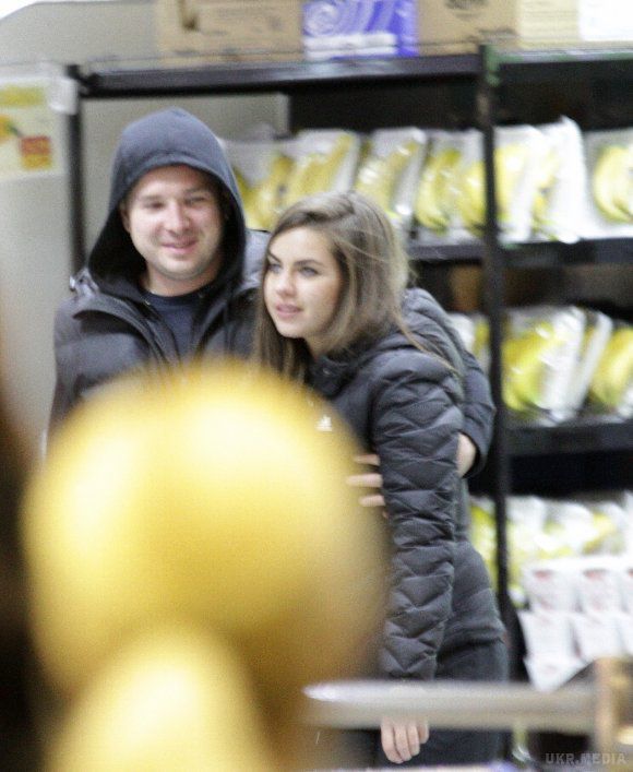 Олена Кошелєва обіймалася з бойфрендом в супермаркеті. Днями депутат Радикальної партії Олена Кошелєва була помічена під час продуктового шопінгу.