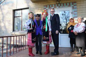 Міністр торгівлі США відвідала рідне село Великі Прицьки на Київщині (фото). Пенні Прітцкер  перебуває в Україні з офіційним візитом.