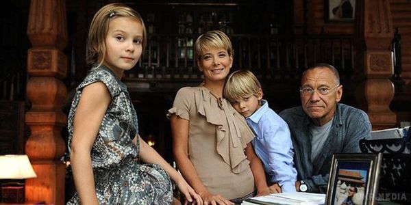 Донька Юлії Висоцької прийшла до тями після дворічної коми. У Мережу потрапив знімок, на якому Машу Кончаловскую в інвалідному візку вивезли на прогулянку.