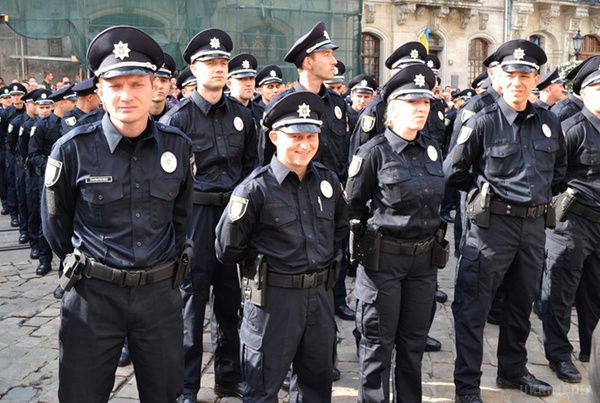 У Львові звільняють п'ятьох поліцейських за бійку в нічному клубі. Скандали буквально переслідують співробітників нової поліції .
