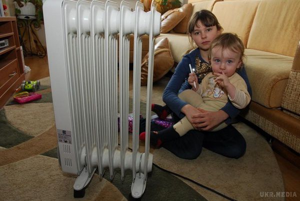 Донецьк замерзає: в місті ввели "віялове опалення", а в школах - зігріваючі "фізкультхвилинки". Через проблеми з газом температура в квартирах опустилася до +12.