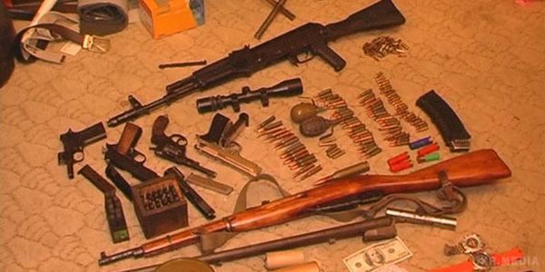 Правоохоронці вилучили арсенал зброї у громадянина Грузії. При затриманні порушник намагався відкрити вогонь по співробітниках міліції.