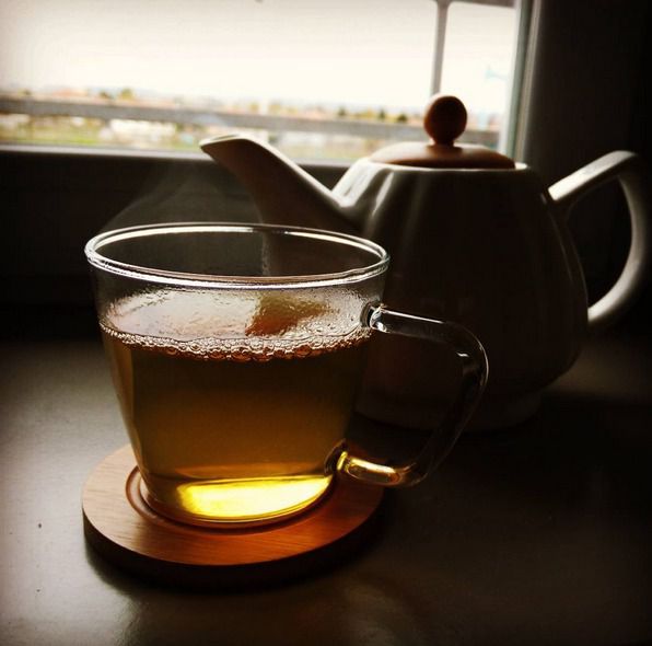 Як розслабитися за 5 хвилин: 23 надійних способи. Попийте зеленого чаю в прикуску з медом, помасажуйте руки або йдіть гуляти.