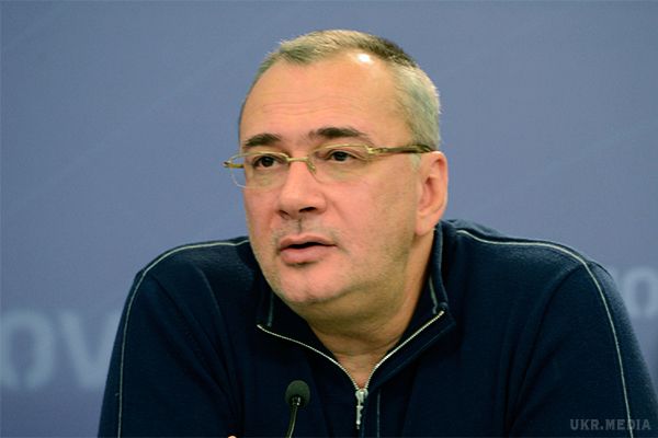  Після весілля Меладзе боїться зійти з розуму. Костянтин Меладзе, відмовлявся говорити про свої стосунки з Вірою Брежнєвою, порушив мовчання. Продюсер пояснив, чому вважає за краще не коментувати особисте життя зі співачкою, на якій нещодавно одружився.