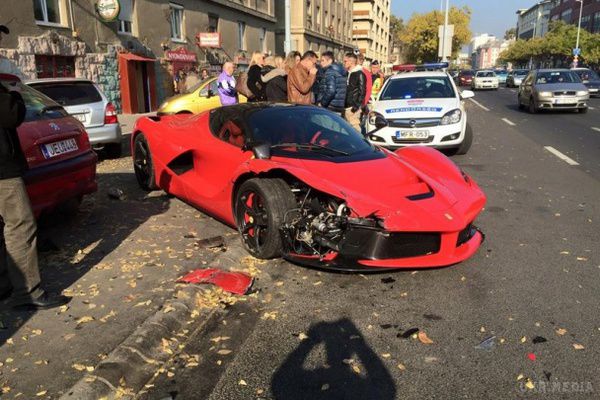  У Будапешті водій розтрощив ексклюзивну Ferrari одразу після її купівлі.  Водій розтрощив LaFerrari вартістю 1 мільйон фунтів стерлінгів (1,3 млн євро), тільки-но її купивши
