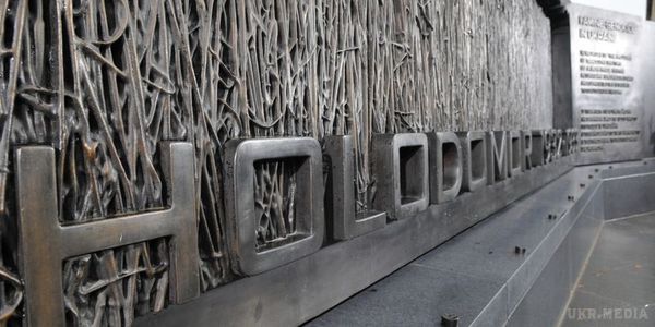  Пам'ятник жертвам Голодомору в Україні відкрили у Вашингтоні . В центрі американської столиці відбулася історична церемонія відкриття пам'ятної скульптури "Поле пшениці".