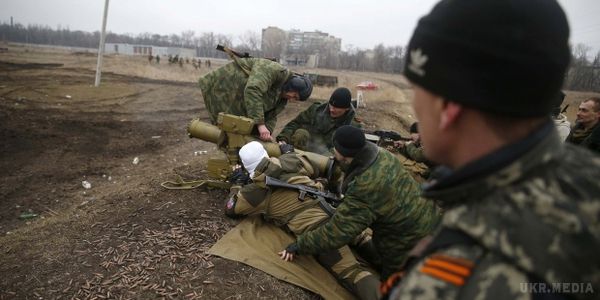 Ситуація в зоні АТО: бойовики відкрили вогонь на трьох напрямках. Бойовики продовжують обстрілювати військових. Упродовж минулого вечора бойовики на Донбасі знову порушили перемир'я.