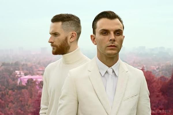 На Х факторі 6 група Hurts стала гостями першого прямого ефіру (фото). Британський дует Hurts прилетів в Україну спеціально, щоб виступити на першому прямому ефірі вокального шоу Х-фактор 6 .