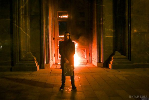 Відомий  пітерський художник підпалив ФСБ. У Москві вночі підпалили будівлю ФСБ на Луб'янці.