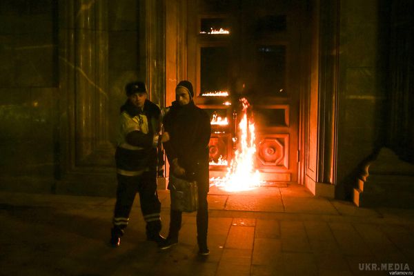 Відомий  пітерський художник підпалив ФСБ. У Москві вночі підпалили будівлю ФСБ на Луб'янці.