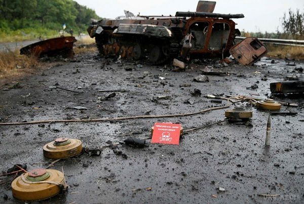 У Донбасі на міні підірвався трактор з сім'єю фермерів. Черговою жертвою мінної війни в Донбасі стала родина з села Миколаївка, що в Донецькій області.