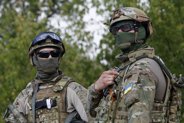 Силам АТО дозволили відповідати на обстріл бойовиків. Українським військовим дозволено надавати рішучу відсіч дій незаконних збройних формувань.